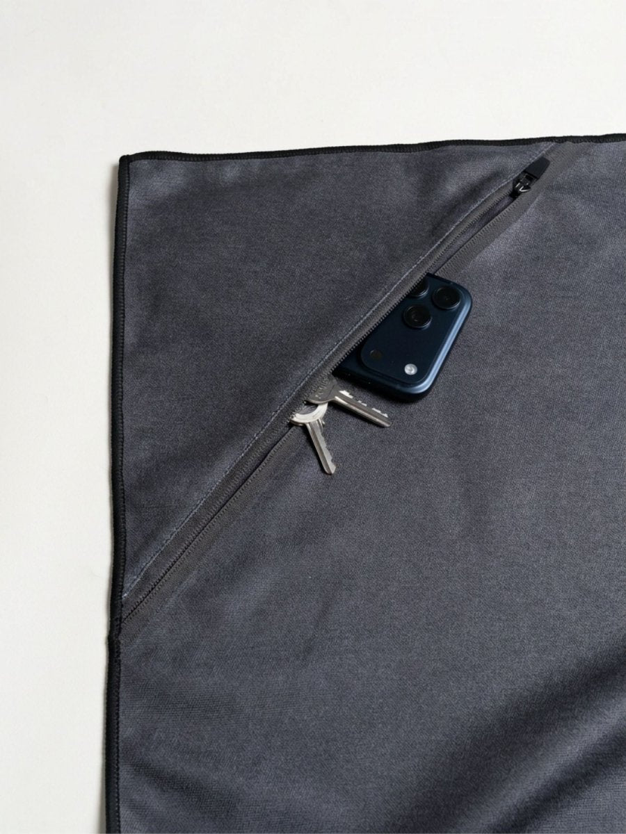 Batik Ocean - Schnelltrocknendes Reise - und Strandtuch mit Geheimfach - woodsandwaves.co