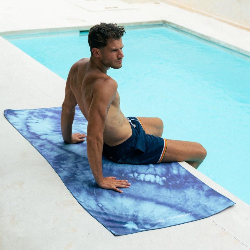 Batik Ocean - Schnelltrocknendes Reise - und Strandtuch mit Geheimfach - woodsandwaves.co