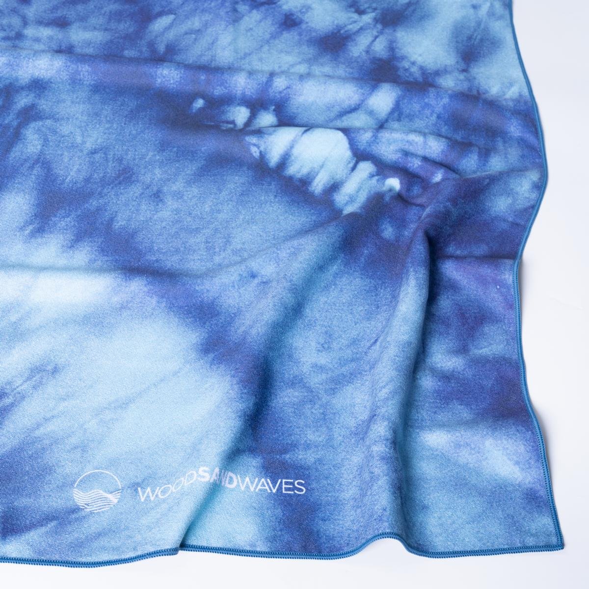 Batik Ocean - Schnelltrocknendes Reise - und Strandtuch mit Geheimfach - woodsandwaves.co