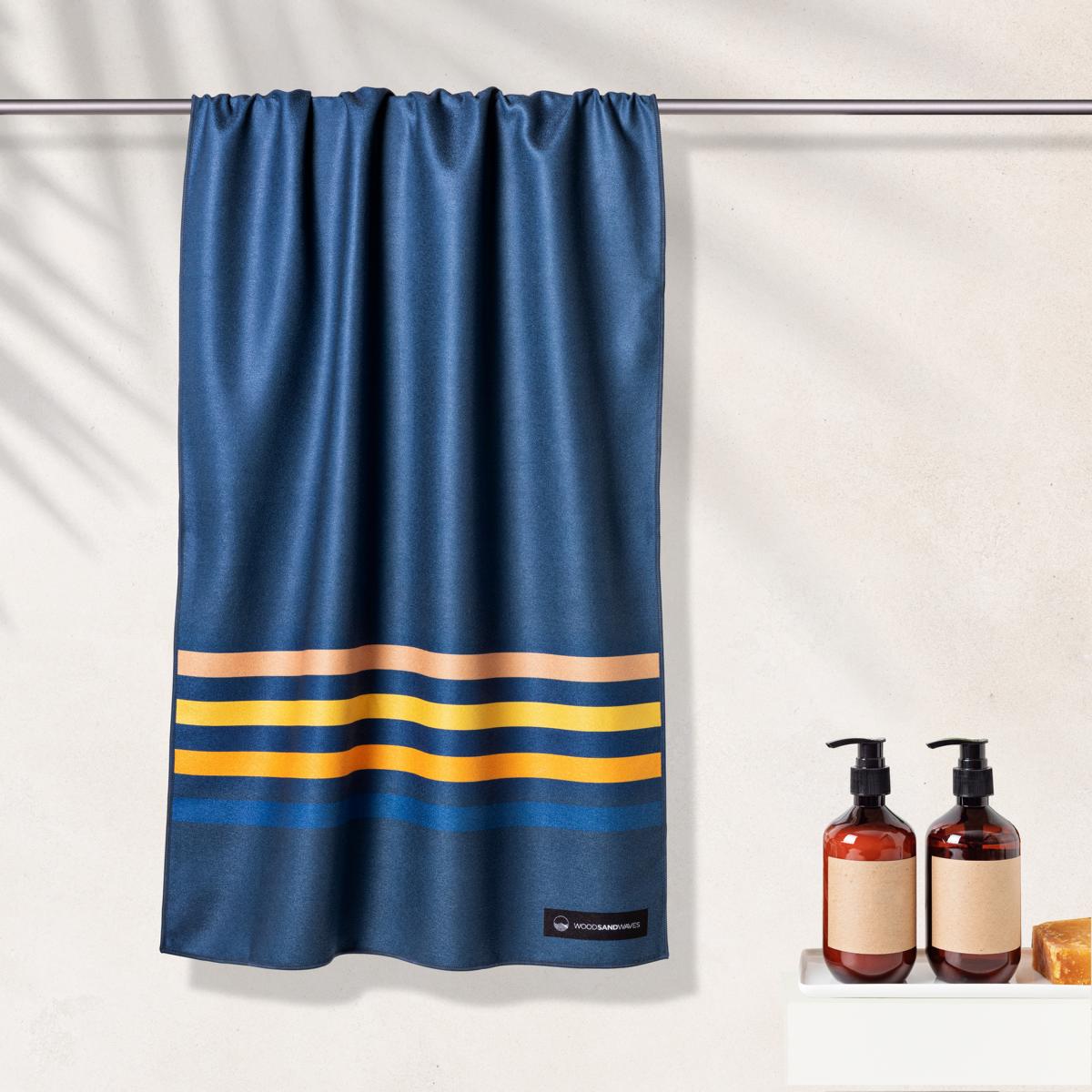 Calm Cruise - Duschhandtuch aus Premium Mikrofaser - angenehm auf der Haut - woodsandwaves.co