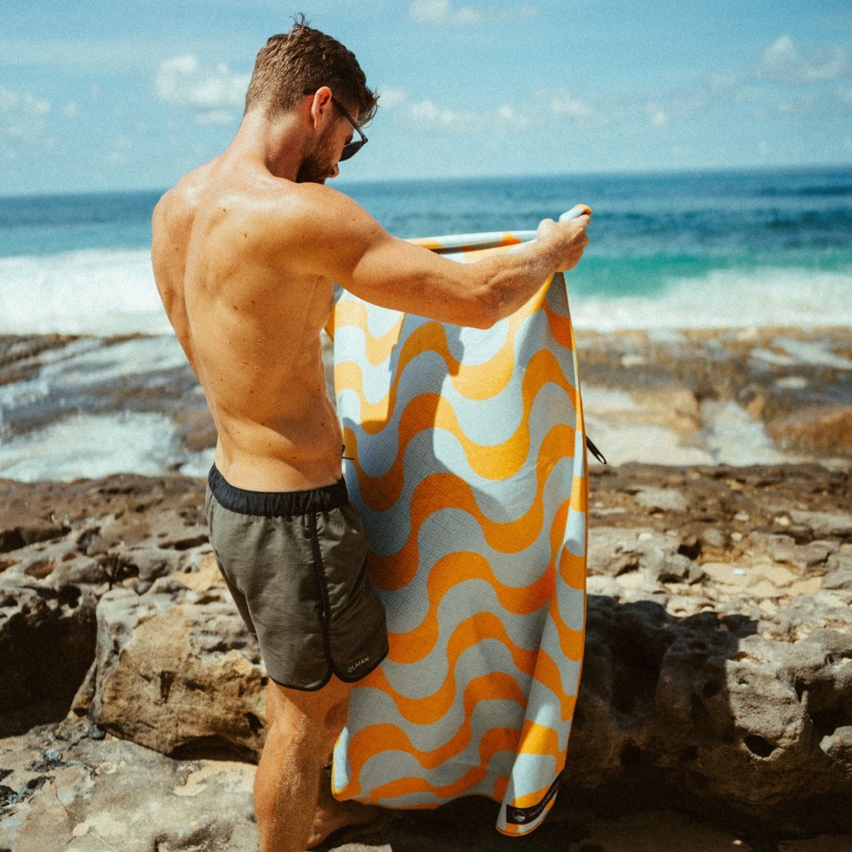 Copacabana Lemon - Schnelltrocknendes Reise - und Strandtuch mit Geheimfach - woodsandwaves.co