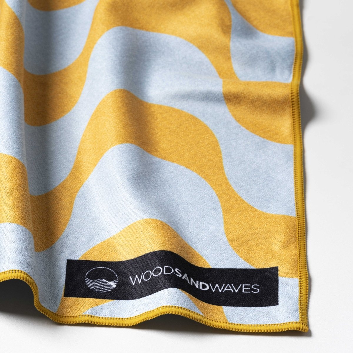 Copacabana Lemon - Schnelltrocknendes Reise - und Strandtuch mit Geheimfach - woodsandwaves.co