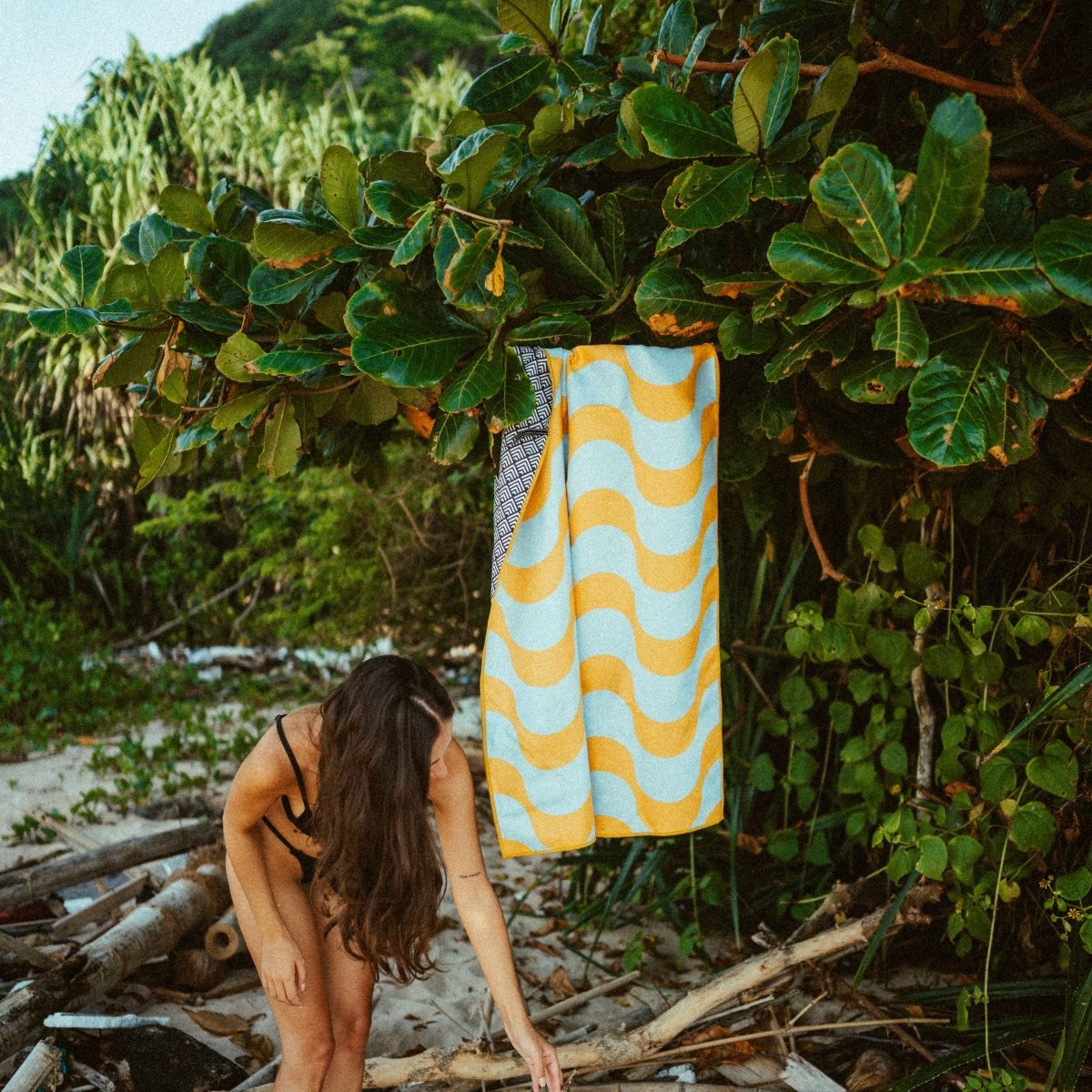 Copacabana Lemon - Schnelltrocknendes Reise - und Strandtuch mit Geheimfach - woodsandwaves.co