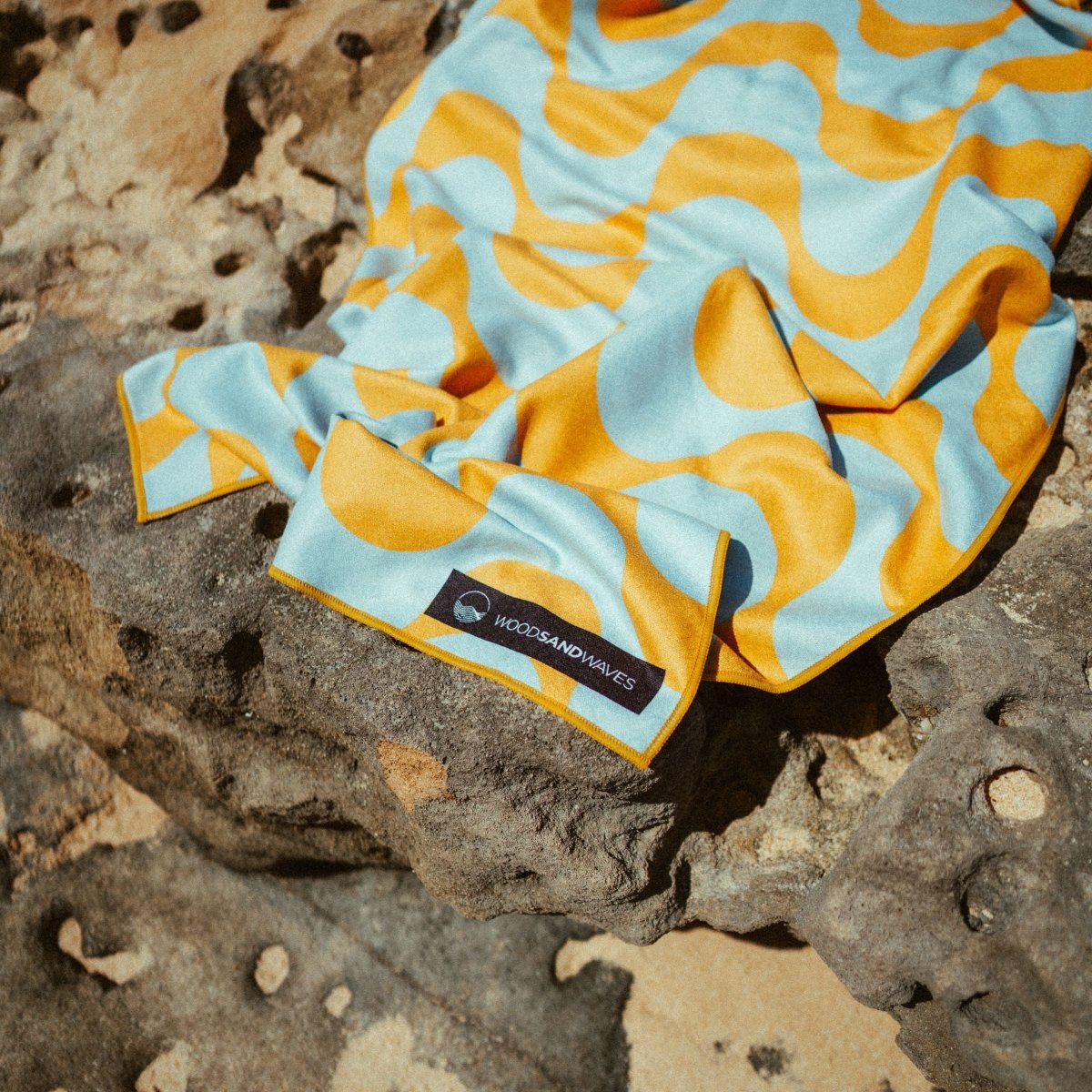 Copacabana Lemon - Schnelltrocknendes Reise - und Strandtuch mit Geheimfach - woodsandwaves.co