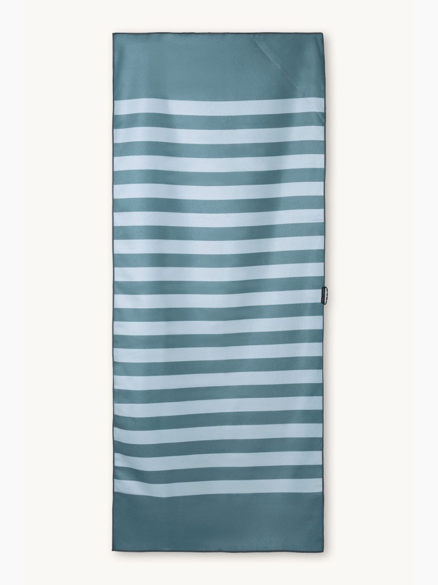 Deep Pine - Schnelltrocknendes Reise - und Strandtuch mit Geheimfach - woodsandwaves.co