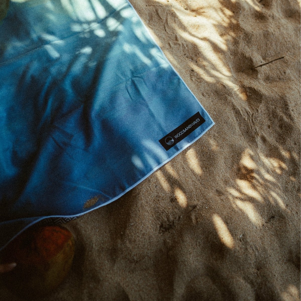 Dreamy Daybreak - Schnelltrocknendes Reise - und Strandtuch mit Geheimfach - woodsandwaves.co