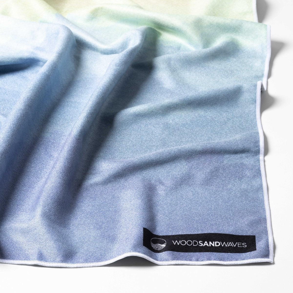 Dreamy Daybreak - Schnelltrocknendes Reise - und Strandtuch mit Geheimfach - woodsandwaves.co