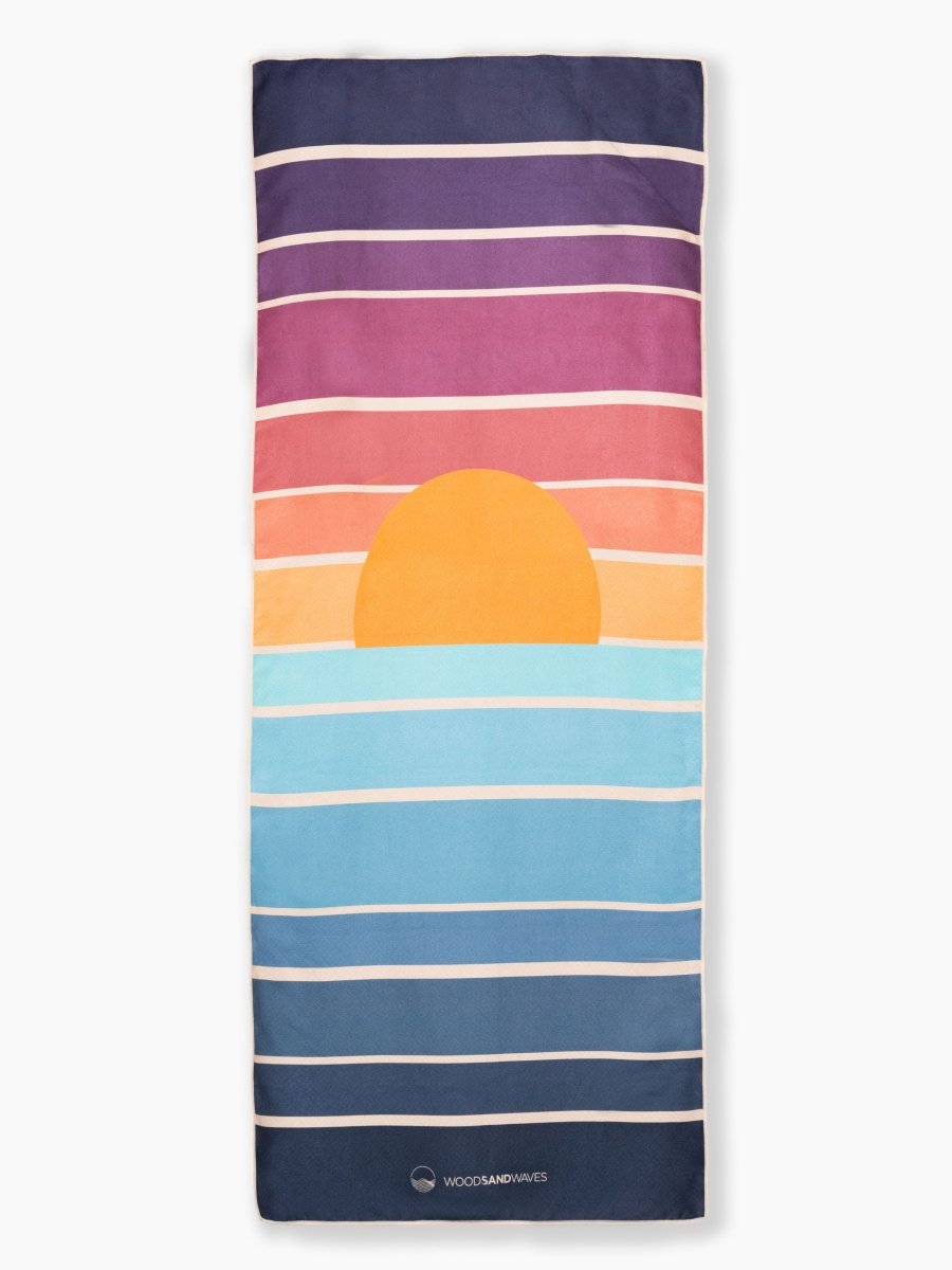 Sunset Stripes - Schnelltrocknendes Reise - und Strandtuch mit Geheimfach - woodsandwaves.co